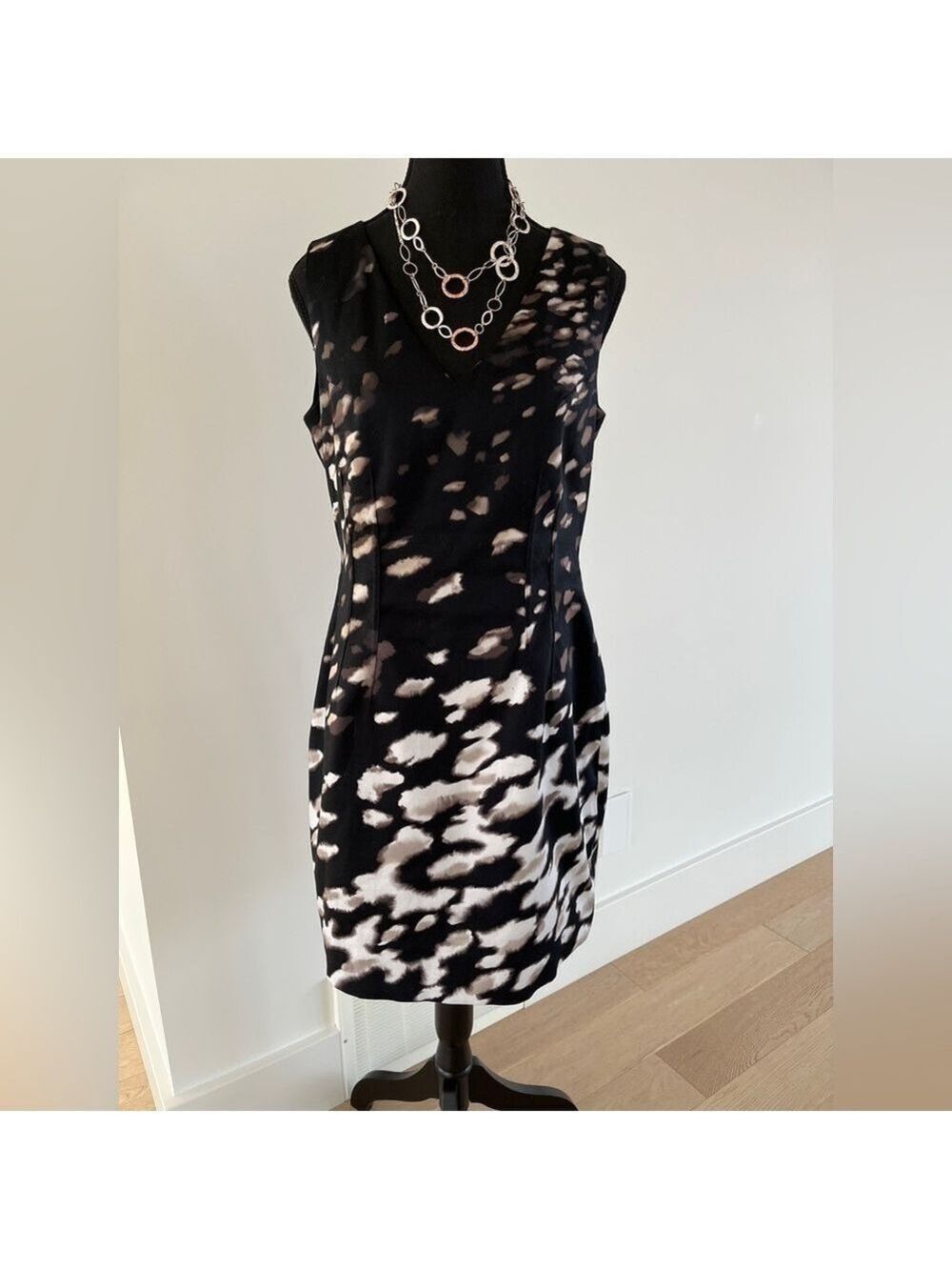 TAHARI Lined Sleeveless Tailored V Neck Dress Ombre Abstract Corporate Chic